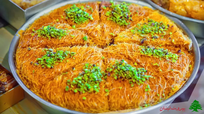 سرو شیرینی کنافه لبنانی